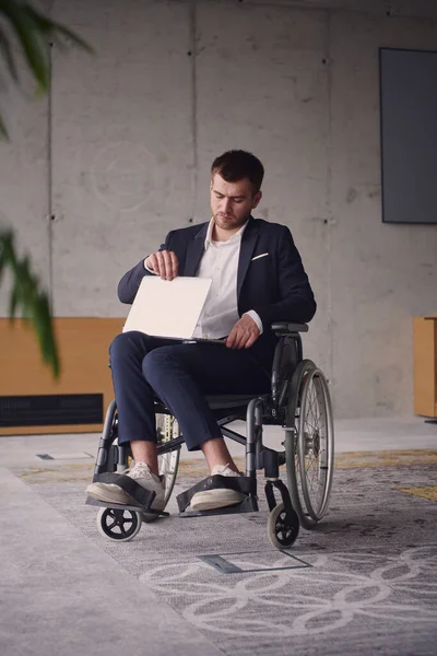 Ein Geschäftsmann Mit Behinderung Rollstuhl Mit Laptop Einem Modernen Büro — Stockfoto
