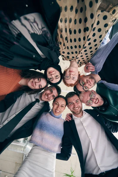 Rozmanitá Skupina Podnikatelů Kteří Pevně Objímají Symbolizuje Jednotu Solidaritu — Stock fotografie