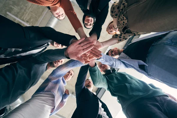 Grupp Affärsmän Som Håller Varandra Handen För Att Symbolisera Enhet — Stockfoto