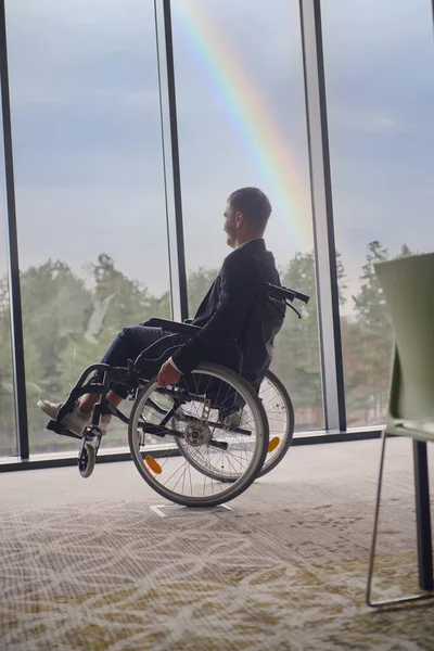 Успешный Бизнесмен Инвалидностью Наслаждается Веселым Моментом Инвалидном Кресле Окруженный Современной — стоковое фото