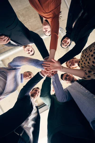 Grupp Affärsmän Som Håller Varandra Handen För Att Symbolisera Enhet — Stockfoto
