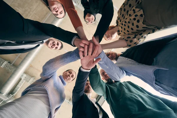 団結と強さを象徴するために手を携えているビジネスマンのグループ — ストック写真