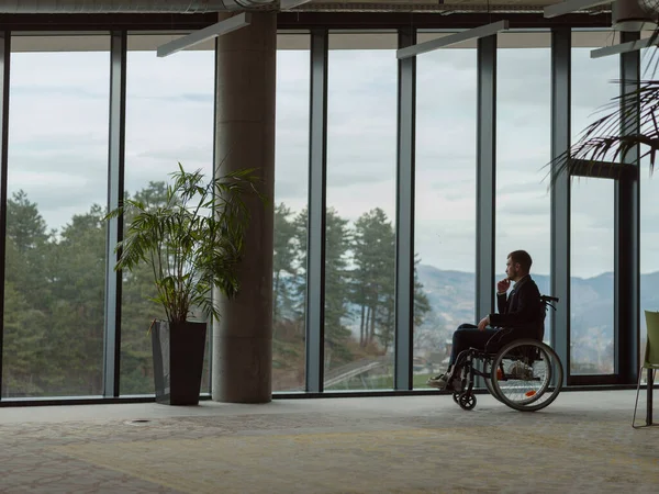 Меланхоличный Бизнесмен Инвалидной Коляске Сидит Грустным Выражением Лица Глядя Окно — стоковое фото