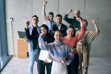 Çeşitli başarılı iş adamları ellerini kaldırarak başarıyı, başarıyı, başarıyı ve hedeflere ulaşmayı, coşkulu bir güven, birlik ve kutlamaları sembolize ediyor.