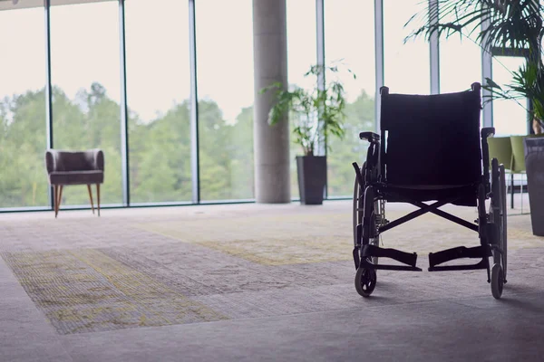 Инвалидное Кресло Современном Просторном Офисе Символизирующем Инклюзивность Доступность Деловых Встреч — стоковое фото