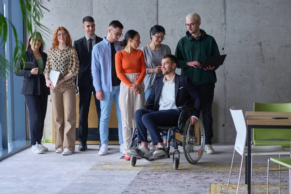 Grupo Diverso Empresários Incluindo Homem Negócios Uma Cadeira Rodas Escritório — Fotografia de Stock