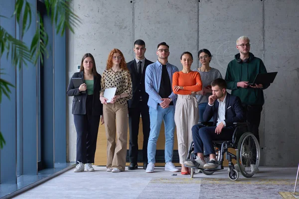 Διαφορετική Ομάδα Επιχειρηματιών Συμπεριλαμβανομένου Ενός Επιχειρηματία Αναπηρική Καρέκλα Σύγχρονο Γραφείο — Φωτογραφία Αρχείου