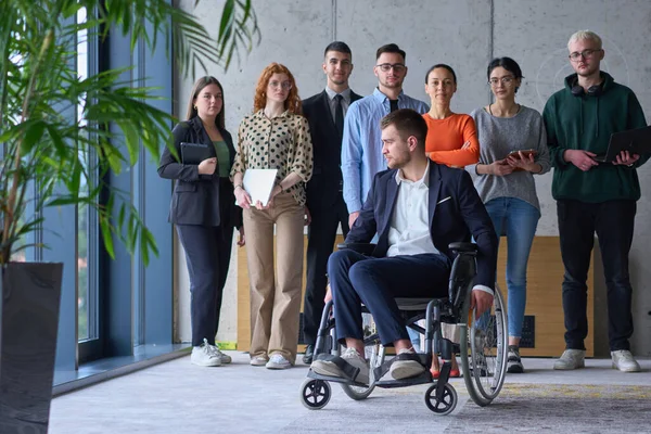 近代的なオフィスの車椅子のビジネスマンを含む多様なビジネス人のグループ — ストック写真