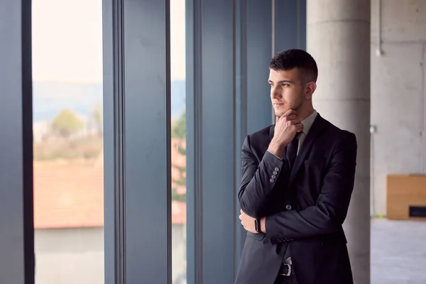 Αυτοπεποίθηση Επιχειρηματίας Ένα Κομψό Κοστούμι Χτυπά Μια Στάση Αποπνέοντας Χάρισμα — Φωτογραφία Αρχείου