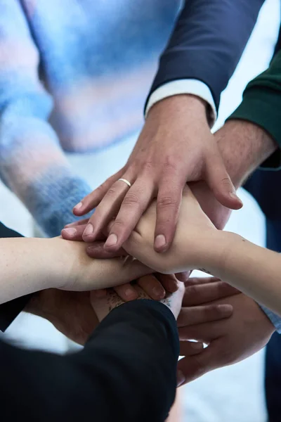 団結と強さを象徴するために手を携えてビジネスマンのグループのトップビューの写真 高品質の写真 — ストック写真