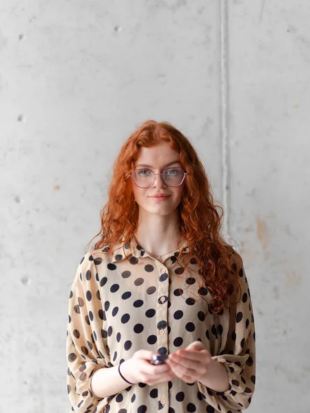 Een Jonge Ondernemer Met Betoverend Oranje Haar Opvallend Een Zelfverzekerde — Stockfoto