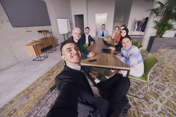 Modern Bir Ofiste Bir Grup Işadamı Bir Toplantı Sırasında Masanın — Stok fotoğraf