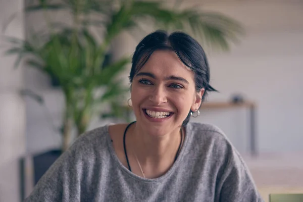 Una Oficina Moderna Una Joven Mujer Negocios Sonriente Con Gafas —  Fotos de Stock
