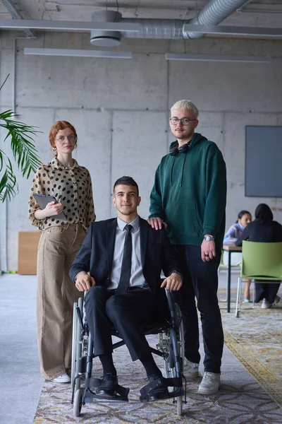 Uomo Affari Con Disabilità Una Sedia Rotelle Circondato Colleghi Supporto — Foto Stock