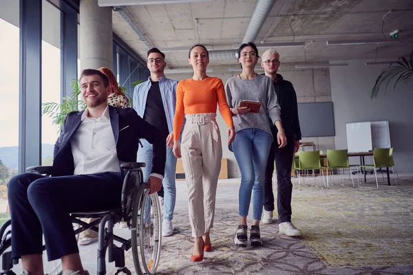Разнообразная Группа Бизнесменов Включая Бизнесмена Инвалидной Коляске Уверенно Шагает Вместе — стоковое фото