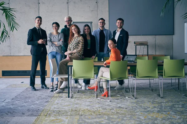 Mångsidig Grupp Framgångsrika Företagare Samlas Och Poserar För Ett Foto — Stockfoto