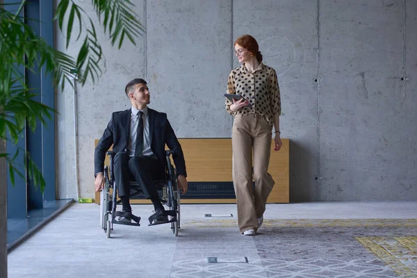 Бизнесмен Инвалидной Коляске Коллега Женщина Вместе Современном Офисе Представляющие Силу — стоковое фото