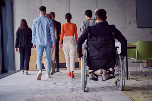 Zróżnicowana Grupa Biznesmenów Tym Biznesmen Wózku Inwalidzkim Pewnie Kroczą Razem — Zdjęcie stockowe