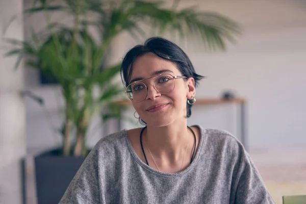 Una Oficina Moderna Una Joven Mujer Negocios Sonriente Con Gafas —  Fotos de Stock