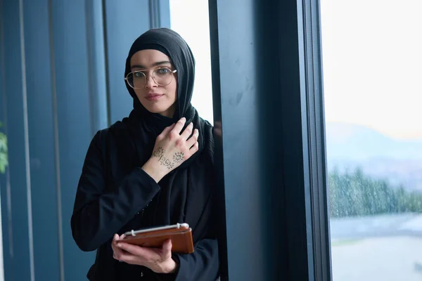 Een Hijab Zakenvrouw Staat Bij Het Raam Een Modern Kantoor — Stockfoto