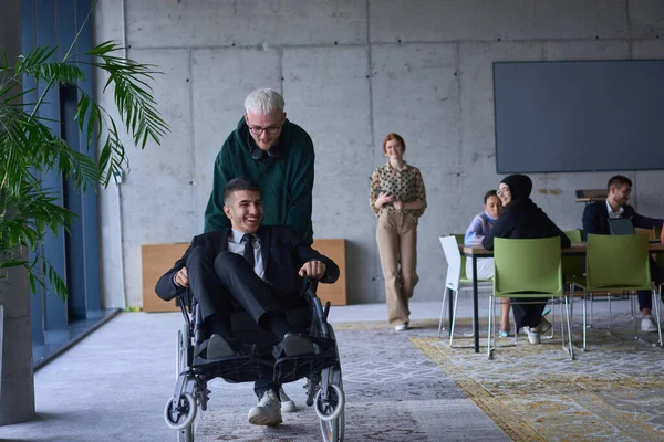 장애가 기업가와 동료인 장애가 사람은 커다란 사무실을 재미있게 있습니다 — 스톡 사진