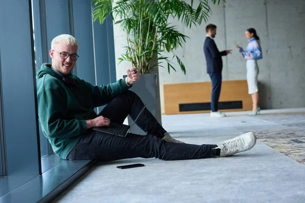Ung Blond Man Ett Modernt Kontor Sitter Vid Fönstret Fängslad — Stockfoto