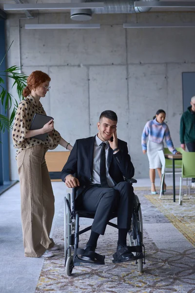 휠체어를 사업가와 동료가 사무실에서 협동심의 역동적 포괄적 환경을 조성하는 상징한다 — 스톡 사진
