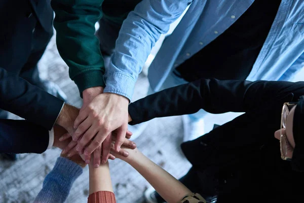 団結と強さを象徴するために手を携えてビジネスマンのグループのトップビューの写真 高品質の写真 — ストック写真