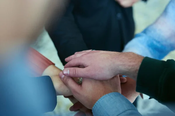 Zdjęcie Grupy Biznesmenów Trzymających Się Ręce Symbolizować Jedność Siłę Wysokiej — Zdjęcie stockowe