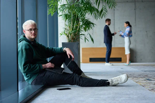Een Jonge Blonde Man Een Modern Kantoor Zit Bij Het — Stockfoto