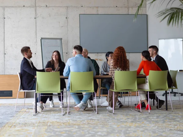 Různorodá Skupina Podnikatelů Shromáždila Moderní Kanceláři Produktivní Inkluzivní Setkání — Stock fotografie