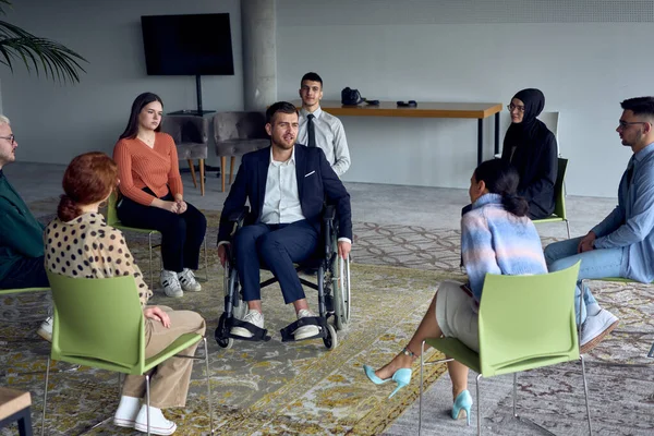 Een Zakenman Een Rolstoel Het Centrum Van Cirkel Met Passie — Stockfoto