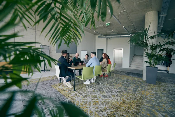 Çeşitli Adamları Üretken Katılımcı Bir Toplantı Için Modern Bir Ofiste — Stok fotoğraf