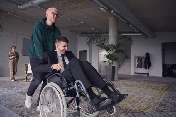 Ein Junger Unternehmer Und Sein Kollege Ein Mensch Mit Behinderung — Stockfoto