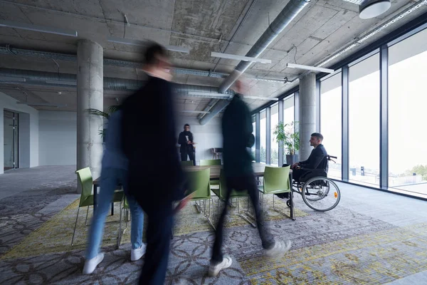 Biznesmen Wózku Inwalidzkim Siedzi Przy Stole Dużym Nowoczesnym Biurze Podczas — Zdjęcie stockowe