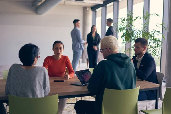 Eine Vielfältige Gruppe Von Geschäftsexperten Versammelte Sich Einem Modernen Büro — Stockfoto