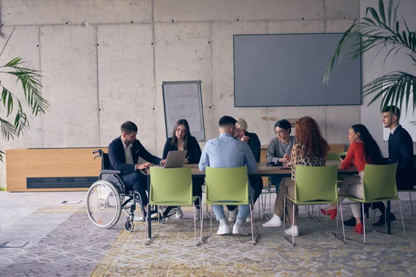 Eine Vielfältige Gruppe Von Geschäftsleuten Darunter Eine Person Mit Behinderung — Stockfoto