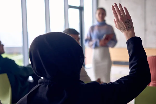 Egy Fiatal Hidzsáb Női Vállalkozó Figyelmesen Hallgatja Kollégái Előadását Amely — Stock Fotó