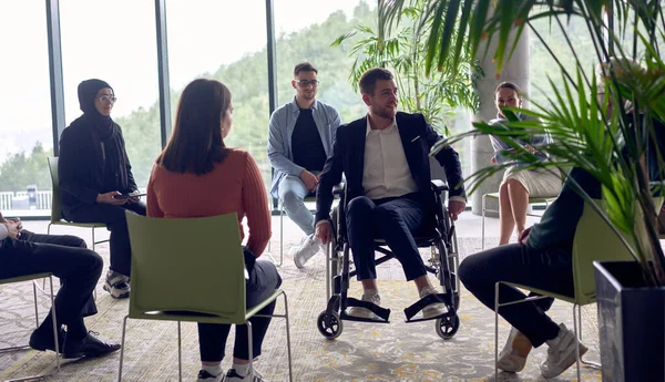 Επιχειρηματίας Αναπηρική Καρέκλα Στο Κέντρο Του Κύκλου Που Μοιράζεται Πάθος — Φωτογραφία Αρχείου