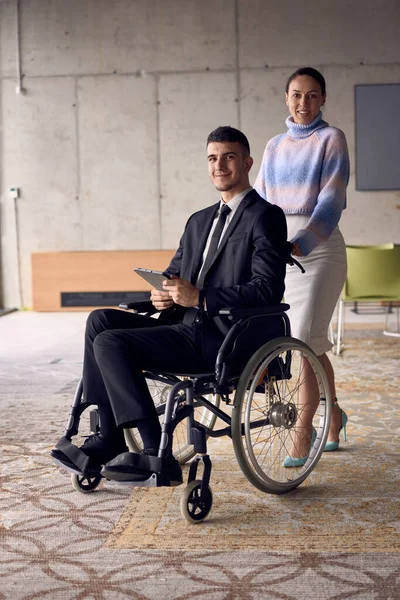 Бизнесмен Инвалидной Коляске Коллега Женщина Вместе Современном Офисе Представляющие Силу — стоковое фото