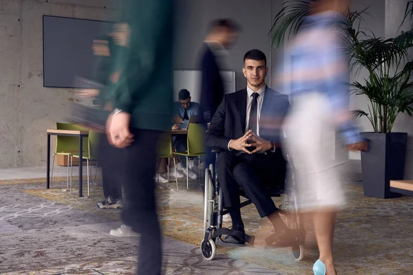 Affärsman Rullstol Ett Modernt Kontor Omgiven Sina Kollegor Som Porträtteras — Stockfoto