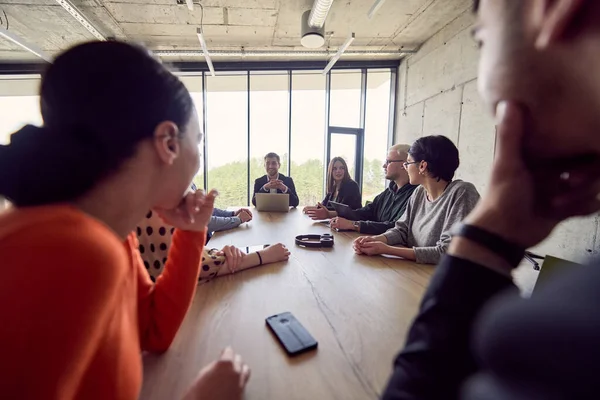 Různorodá Skupina Podnikatelů Shromáždila Moderní Kanceláři Produktivní Inkluzivní Setkání — Stock fotografie