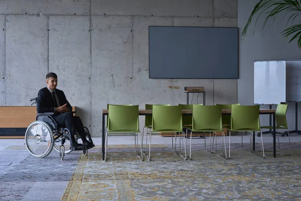 Geschäftsmann Rollstuhl Einem Modernen Büro Einsam Nach Einem Anstrengenden Tag — Stockfoto