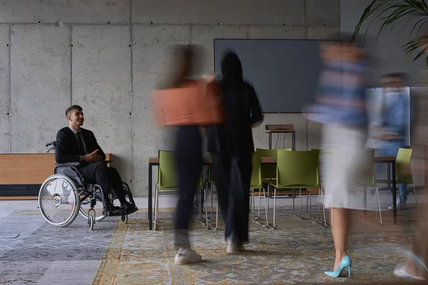Επιχειρηματίας Αναπηρικό Καροτσάκι Σύγχρονο Γραφείο Περιτριγυρισμένος Από Συναδέλφους Του Που — Φωτογραφία Αρχείου