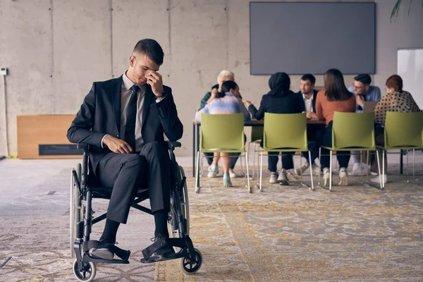 Ein Melancholischer Geschäftsmann Rollstuhl Sitzt Mit Traurigem Gesichtsausdruck Und Blickt — Stockfoto