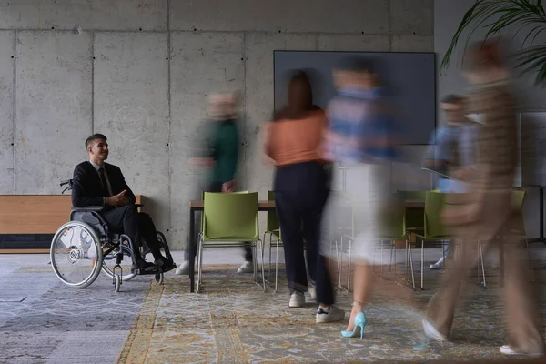 Επιχειρηματίας Αναπηρικό Καροτσάκι Σύγχρονο Γραφείο Περιτριγυρισμένος Από Συναδέλφους Του Που — Φωτογραφία Αρχείου