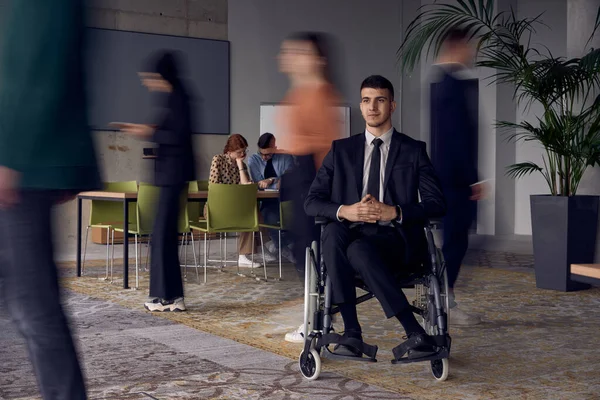사무실에 휠체어를 근무하는 사업가가 공간을 때그들의 지지와 연대를 상징하는 움직임으로 — 스톡 사진