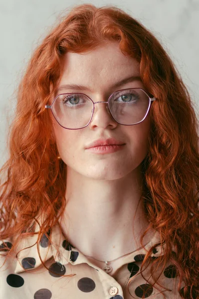 Ein Junger Unternehmer Mit Bezauberndem Orangefarbenem Haar Posiert Selbstbewusst Vor — Stockfoto