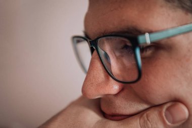 Bir programcı ofisinde otururken akıllı telefon uygulamalarını özenle test ediyor. Yüksek kalite fotoğraf