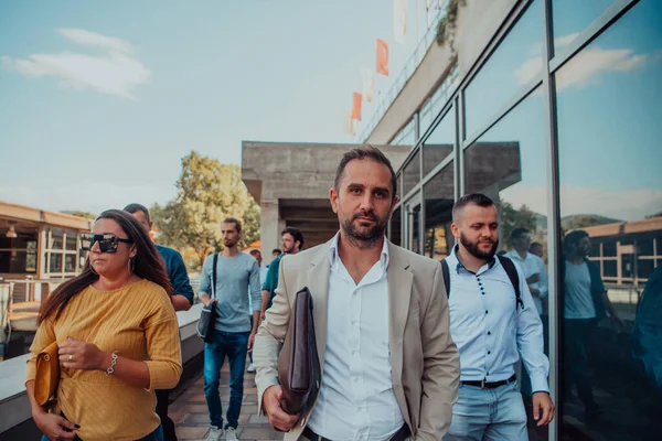 Grupo Diversificado Empresários Colegas Caminhando Juntos Por Seu Local Trabalho — Fotografia de Stock
